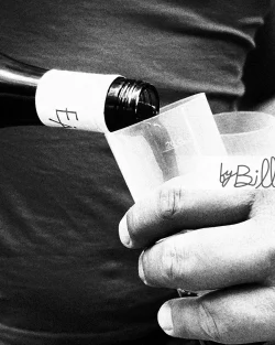 photographie prise lors de la féria de Nîmes. Gros plan sur les fêtards