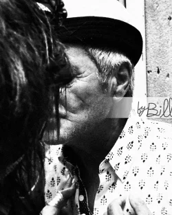 photographie prise lors de la féria de Nîmes. Gros plan sur les fêtards