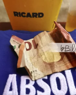 photographie prise lors de la féria de Nîmes. Gros plan sur les fêtards