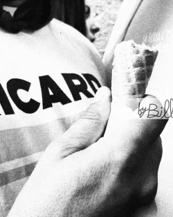 photographie prise lors de la féria de Nîmes. Gros plan sur les fêtards