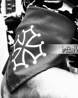 photographie prise lors de la féria de Nîmes. Gros plan sur les fêtards